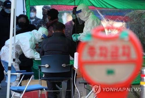 분주한 선별진료소 [연합뉴스 자료사진]