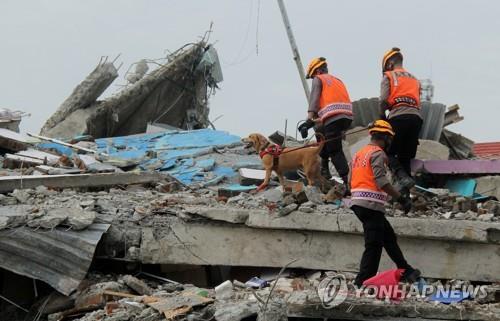 인도네시아 술라웨시섬 서부 지진 현장에서 진행되는 생존자 수색 작업. [로이터=연합뉴스]