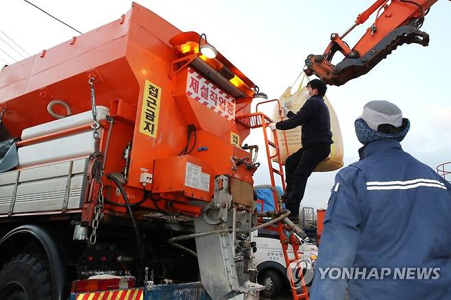 '폭설 대비'…제설차량 준비 완료 (서울=연합뉴스) 17일 오후 서울 성동구 송정동에 위치한 제설제보관소에서 구 관계자가 제설차량에 제설제를 채우고 있다.  2021.1.17 [성동구 제공. 재판매 및 DB 금지]   photo@yna.co.kr