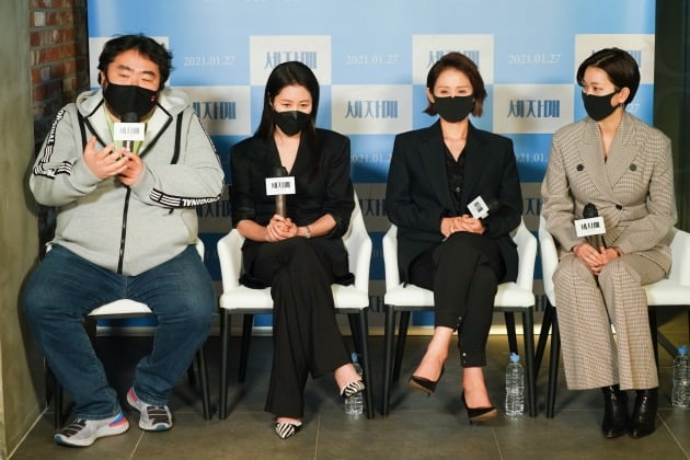이승원 감독(왼쪽부터), 배우 문소리, 김선영, 장윤주가 18일 열린 영화 '세자매' 스크린 기자간담회에 참석했다. / 사진제공=리틀빅픽처스