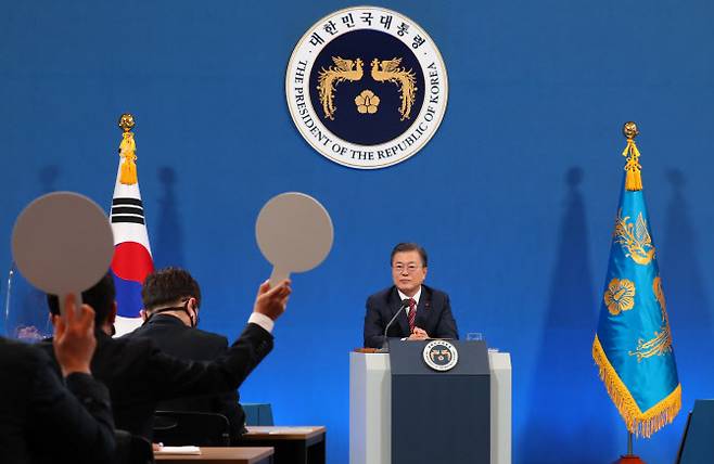 문재인 대통령이 18일 청와대 춘추관에서 열린 신년 기자회견에서 기자들의 질문을 받고 있다.(사진=연합뉴스)