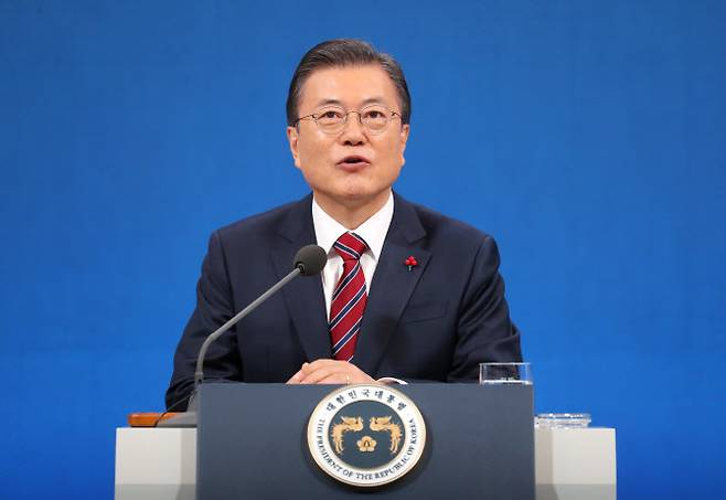 문재인 대통령이 18일 청와대 춘추관에서 열린 신년 기자회견에서 기자의 질문에 답하고 있다(사진=연합뉴스).