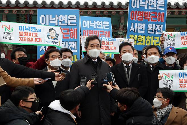 이낙연 더불어민주당 대표가 18일 오후 광주 북구 운정동 국립 5·18민주묘지에서 참배를 마친 뒤 기자들 질문에 답하고 있다. 이 대표 주변에서 ‘사면론’에 반대하는 광주시민과 지지자가 손팻말과 펼침막을 들고 있다 (사진=연합뉴스)