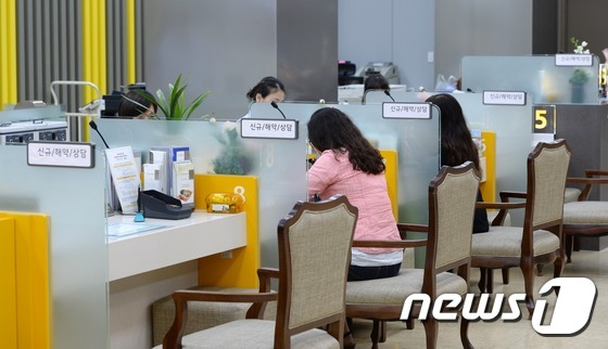 서울의 한 시중은행 영업부 창구에서 고객들이 펀드 판매에 대한 안내를 받고 있다. /뉴스1 DB © News1