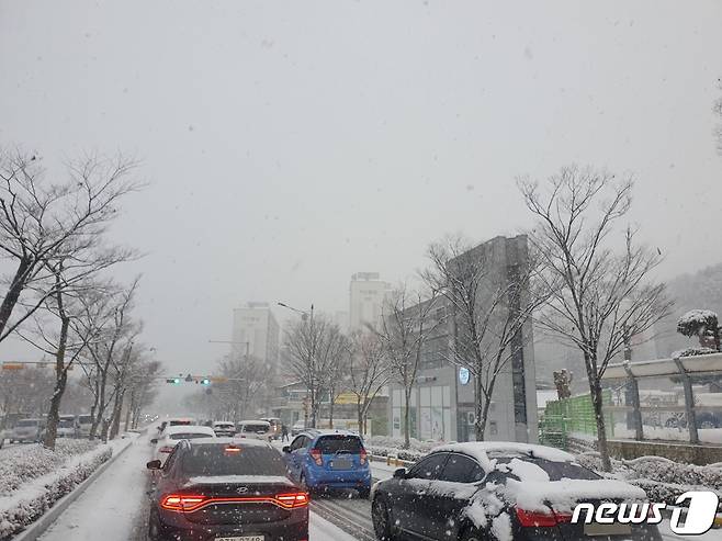 많은 눈이 내린 18일 전북 전주시 노송동 한 도로 위에서 차량 혼잡이 이어지고 있다.2021.1.18 © 뉴스1 이지선 기자