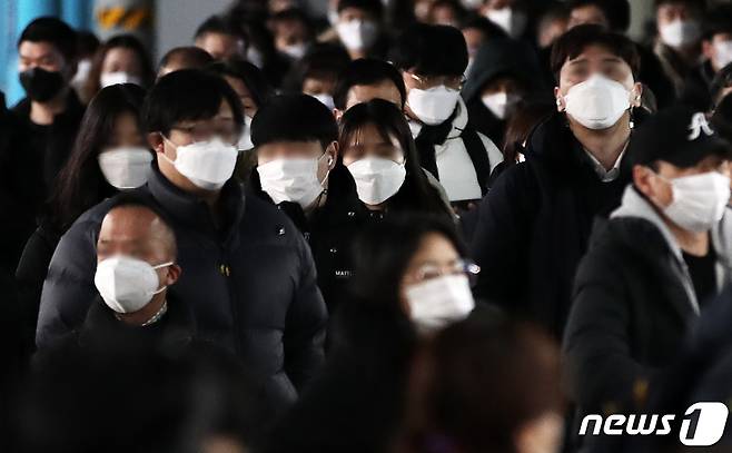 지난 4일 오전 서울 구로구 신도림역에서 시민들이 마스크를 쓴 채 출근길 발걸음을 옮기고 있다. © News1 오대일 기자