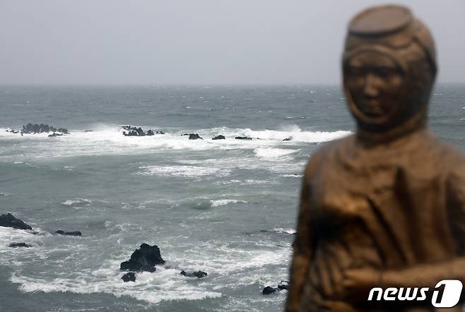 제주시 앞바다에 파도가 거칠게 일고 있다.2020.9.2/뉴스1 © News1 홍수영 기자