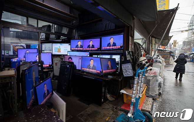 18일 서울 황학동 시장에서 문재인 대통령의 신축년(辛丑年) 기자회견이 TV를 통해 방영되고 있다./뉴스1 © News1 이재명 기자