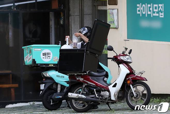 서울 성북구 돈암동에 위치한 배달의 민족 라이더스 센터 인근에서 한 라이더가 배달을 하고 있다 2020.9.4/뉴스1 © News1 이동해 기자