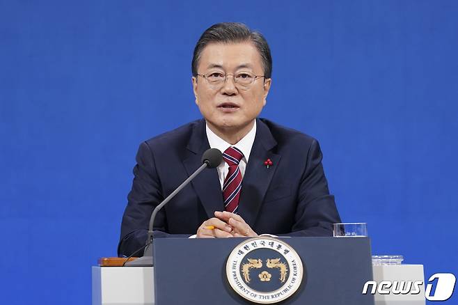 문재인 대통령이 18일 오전 청와대 춘추관에서 신년 기자회견을 하고 있다. 2021.1.18/뉴스1 © News1 이광호 기자