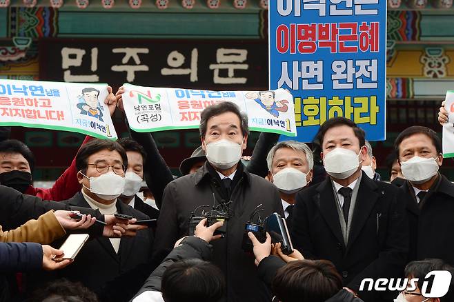 이낙연 더불어민주당 대표가 18일 오후 광주 북구 운정동 국립5·18민주묘지에서 참배를 마친 뒤 민주의문 앞에서 기자들의 질문에 답하고 있다.2021.1.18 /뉴스1 © News1 정다움 기자