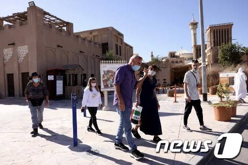 이스라엘에서 온 관광객들이 두바이 시내를 걷고 있다. © AFP=뉴스1