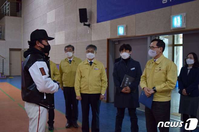 정종철 교육부 차관이 지난 15일 공주고등학교 야구부 동계훈련장을 찾아 코로나19 방역 상황을 점검하고 있다.© 뉴스1