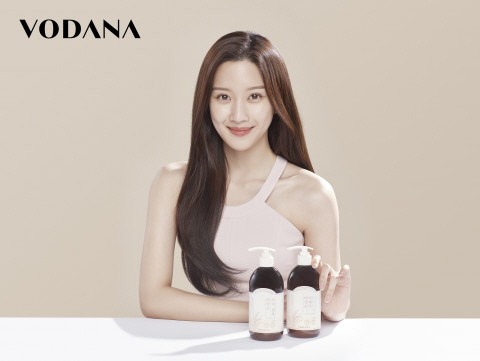 Moon Ga-young has been attracting much attention from viewers by playing the role of Lim Joo-kyung, who overcomes the appearance complex with a positive mind in the TVN drama Goddess Kangrim.Moon Ga-youngs imposing and lovely image is chosen as a model in line with Brands image that aims to innovate the lovely beauty, said a marketing manager.Moon Ga-young, who became the first model to be used, will be active as a brand model of Boda, starting with my new product, HairCare (Unedited Calp Shampoo, Unedited Refair Conditioner).My new product, American vinegar scalp shampoo and American vinegar repair conditioner, contains natural fermented rice (viniger 20,000 ppm), which helps prevent scalp inflammation and manage scalp keratin.Naturally derived moisturizing ingredients help dry hair to be hydrated and healthy and glossy, and it can be used freely by both men and women with a subtle floral garden scent.Products can be found on the official website.Meanwhile, I was established based on excellent technology and manufacturing power in 2012. △ Launch of 40mm size bongo pupa in Korea in 2015, Chinas largest shopping platform TIMOL and TIMOL Global, Olive Young Hair Tool in 2019, South Korea YouTubers Awards HairBrand No. 1 and 2021 South Korea First Brand Hair Styler. It has grown into a must-have beauty item for 2030 women and is leading the domestic and overseas hair tool market.Photos