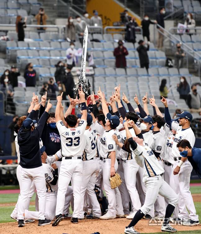 NC 다이노스 선수들이 지난해 11월 24일 서울 고척스카이돔에서 진행된 한국시리즈 6차전에서 승리해 시리즈 우승을 확정지으면서, 온라인 게임 리니지의 희귀 아이템인 집행검의 모형을 들어올리고 있다. 고척 | 김도훈기자 dica@sportsseoul.com