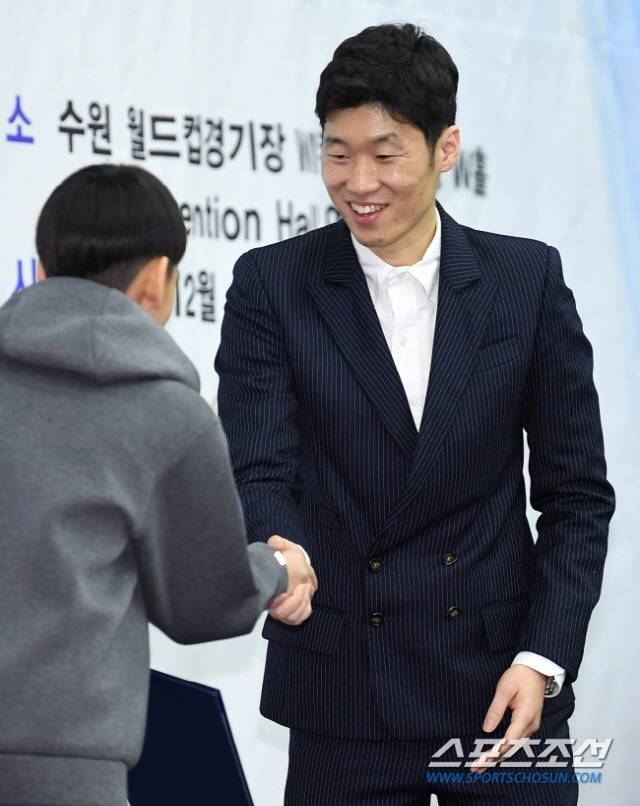 2019 JS 재능학생 후원금 전달식이 19일 수원월드컵경기장에서 열렸다. 2012년부터 8년간 진행해온 재능 후원사업은 학업 및 예체능 등 특정 분야에 재능을 가지고 있는 학생들에게 희망과 용기를 전해주고 꿈을 위해 정진할 수 있는 기회를 제공하고자 하는 사업이다. JS 재단 이사장 박지성이 한 학생과 악수를 나누고 있다. 수원=박재만 기자 pjm@sportschosun.com/2019.12.19/