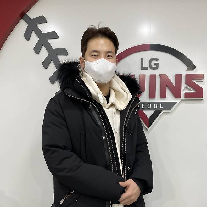 LG 임찬규가 구단 사무실에서 포즈를 취했다. 사진제공=LG 트윈스