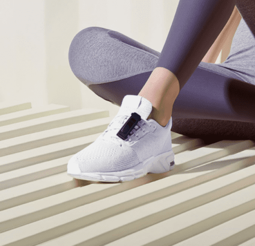화웨이 밴드 4e는 신발에 착용해 운동모드를 사용할 수 있다. (사진=화웨이)