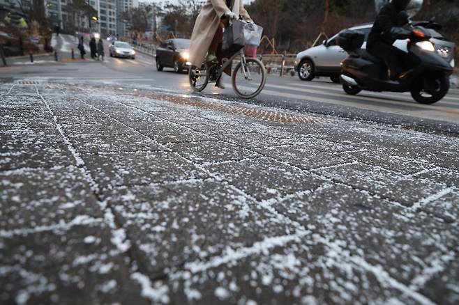 18일 오전 서울 종로구 강북삼성병원 주변 인도에 염화칼슘이 뿌려져 있다. 기상청은 이날 오전 중부 지방을 중심으로 최대 10㎝ 폭설이 내려 출근길 혼잡이 우려된다고 예보했지만, 실제 서울에는 1㎝ 안팎의 눈이 내렸다. 이 때문에 일각에선“큰 눈이 내린 것도 아닌데 제설제를 너무 많이 살포한 것 아니냐“는 지적이 나왔다./연합뉴스