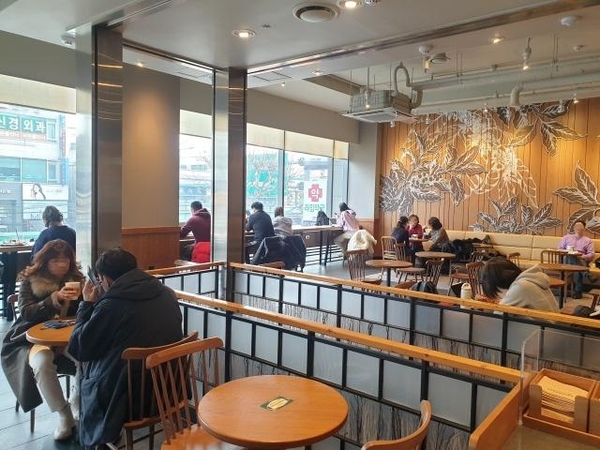 18일 점심시간에 서울 강서구의 한 프랜차이즈 카페를 찾은 손님들의 모습. /김민정 기자