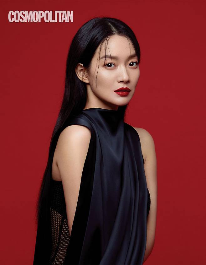 베이스 지방시 뷰티 땡 꾸뛰르 쿠션 7만7천원대.립 지방시 뷰티 르 루즈 딥 벨벳 N37 루즈 그레네 4만8천원대. 톱 73만5천원, 블라우스 2백42만원, 팬츠 1백12만원 모두 지방시.