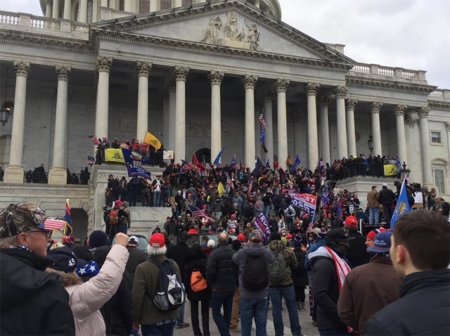 도널드 트럼프 미국 대통령 지지자들이 6일(현지 시간) 워싱턴 국회 의사당 앞에서 미 대선 결과에 이의를 제기하는 시위를 벌이고 있다. 위키미디어 제공