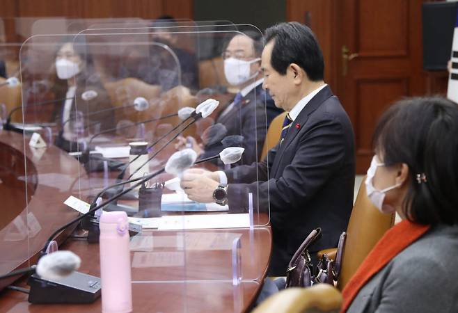 정세균 국무총리가 18일 정부서울청사에서 열린 국가물관리위원회를 주재하며 발언하고 있다. <연합뉴스>