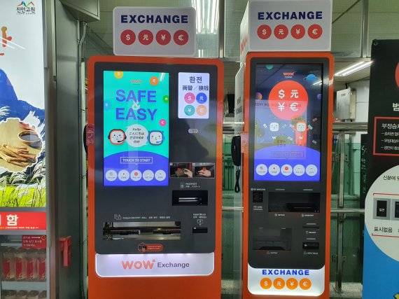 핀테크기업 벨소프트의 무인환전기기는 수도권 지하철역·호텔 등 60곳에서 이용할 수 있다. 서울 홍대입구역에 썰치된 무인환전기기는 여권과 돈만 있으면 간단한 조작으로 2~3분만에 환전이 가능하다. 김나경 인턴기자