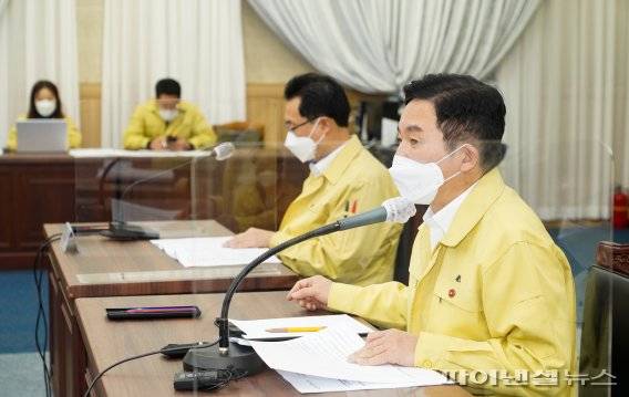 18일 주간정책조정회의를 주재하고 있는 원희룡 제주도지사.