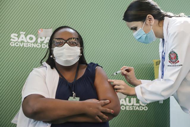 브라질에서 코로나19 백신 접종이 시작된 17일 상파울루에서 간호사 모니카 칼라잔스가 첫 백신 접종을 하고 있다. 상파울루=신화 연합뉴스