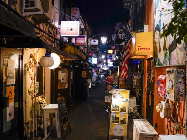 지난 13일 저녁 긴급사태선언이 발령된 일본 도쿄의 번화가 신주쿠 가부키초 골목이 한산하다. 도쿄=EPA 연합뉴스