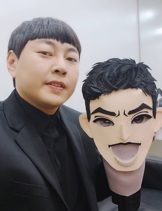 Comedian Lee Jin-ho King of Mask Singer Celebratory photohas released the book.Lee Jin-ho said on his SNS on the 17th, Thank you for making a really special experience of King of Mask Singer.I was really nervous and nervous, but the writers cheered me a lot and lived Haru with Won Bin for a while.Thank you for the production team of King of Mask Singer  and posted two photos.The photo was taken in the waiting room of MBC King of Mask Singer. Lee Jin-ho, dressed in a nice black suit, is holding up Won Bin mask and leaving a selfie.Lee Jin-ho appeared on MBC King of Mask Singer on the 10th and 17th, and showed a high-quality singing ability by performing a duet and I do not know solo stage Memories resemble love.Comedian colleagues Kim Min-ki, Hong Yoon-hwa and Kang Jae-joon responded through comments.The fans also cheered him with responses such as I sing too well, Jin Ho than Won Bin and It was cool.Meanwhile, Lee Jin-ho is appearing on TVN Comedy Big League.NQQ and MBN new entertainment Wild Wild Quiz will be broadcasted on February 2nd.