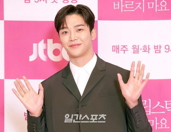 배우 겸 가수 로운(SF9)이 18일 오후 온라인 생중계로 진행된 JTBC 새 월화극 '선배, 그 립스틱 바르지 마요' 제작발표회에 참석해 포토타임을 갖고 있다. '선배, 그 립스틱 바르지 마요'(연출 이동윤)는 나도 모르게 시작된 하나의 로맨스를 그린 드라마로 원진아, 로운, 이현욱, 이주빈 등이 열연한다. 18일 오후 9시 첫 방송. 〈사진=JTBC 제공〉 김진경 기자 kim.jinkyung@jtbc.co.kr/2021.01.18/