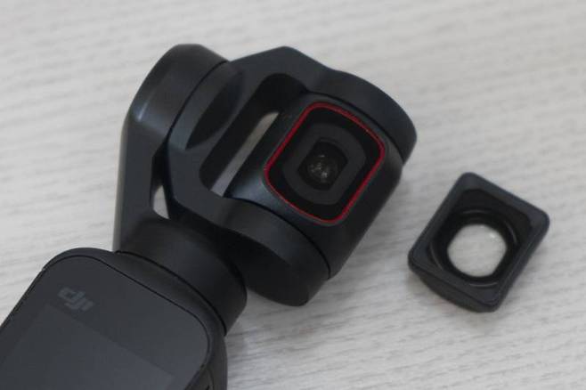 오즈모 포켓 2의 카메라 및 렌즈부, 옆에 분리된 렌즈는 크리에이터 콤보에 포함된 자석 부착식 광각렌즈다. 출처=IT동아