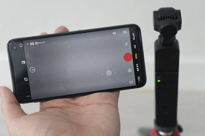 DJI 미모(Mimo)앱과 무선 연동한 예시, 무선 연결 시 크리에이터 콤보에 포함된 멀티 핸들이 필요하며, 그렇지 않을 경우 USB C형 단자를 측면에 꽂아 연결할 수 있다. 출처=IT동아