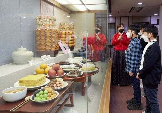 떡 박물관 상설전시실에서 통과의례에 사용된 떡에 대해 알아보고 있는 소중 학생기자단.