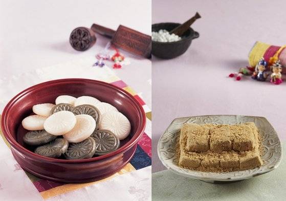 (왼쪽부터) 회갑 잔치 등 경사스러운 자리를 기념했던 절편과 인절미. [떡 박물관 제공]