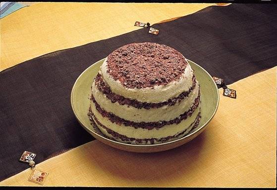 고사 등 액운을 막는 통과의례상에 오르는 팥 고물 시루떡. 붉은색이 귀신 등 부정한 것을 쫓는다는 의미다. [떡 박물관 제공]