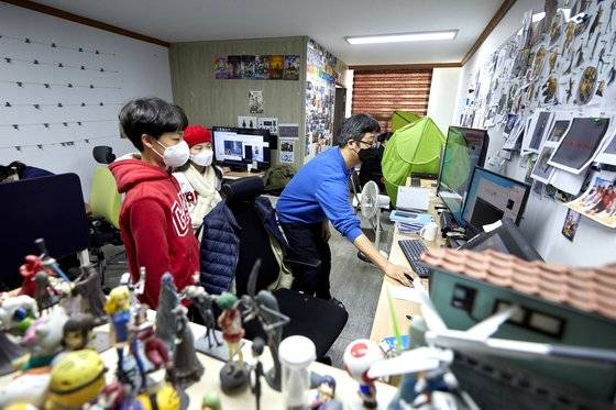 이대희 감독이 자신의 작업공간에서 ‘스트레스 제로’ 속 캐릭터 제작 과정을 보여주고 있다.