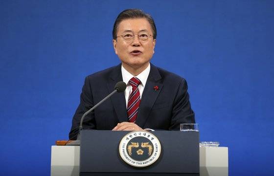 문재인 대통령이 18일 청와대 춘추관에서 온오프 혼합 방식의 신년 기자회견을 하고 있다. 김성룡 기자