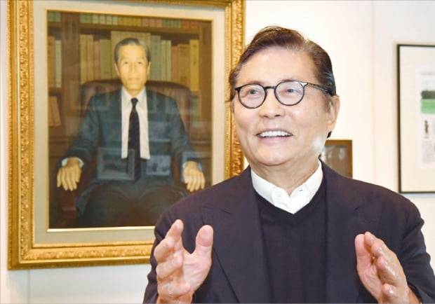 허광수 대한골프협회(KGA) 회장이 부친인 고(故) 허정구 KGA 회장 초상화 앞에서 9년의 임기를 마친 소회를 밝히고 있다.  김영우  기자 youngwoo@hankyung.com