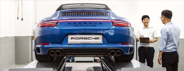 포르쉐 정비 직원들이 부산 재송동 서비스센터에서 차량을 수리하고 있다. 포르쉐는 제12회 한경 수입차서비스지수(KICSI) 평가에서 1위에 올랐다. 포르쉐 제공