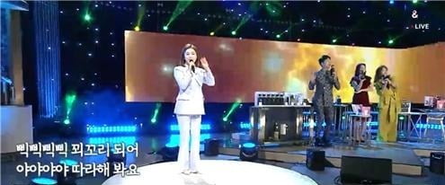 지난 13일 홈앤쇼핑에서 방영한 탈모방지샴푸 'V7' 론칭 방송에서 트로트 가수 송가인이 공연을 하고 있다. 홈앤쇼핑 제공