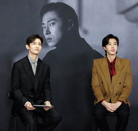 Singer U-Know Yunho, right, of duo TVXQ, talks about his new solo album during an online press conference emceed by his bandmate Max Changmin, left. [SM ENTERTAINMENT]