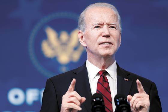 On Jan. 15, U.S. President-elect Joe Biden lays out his plan to combat the coronavirus in Wilmington, Delaware. [AFP/YONHAP]