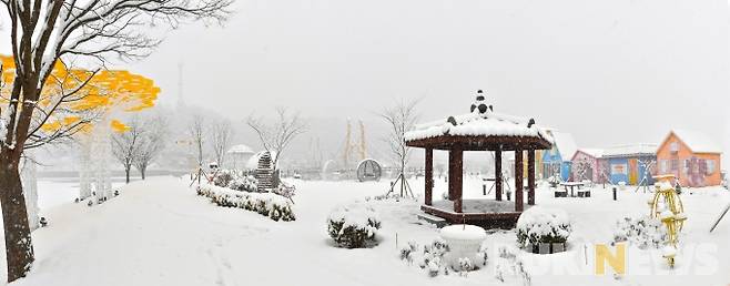 ▲ 눈 덮인 장성 황룡강 ‘힐링허브정원’[사진=장성군]