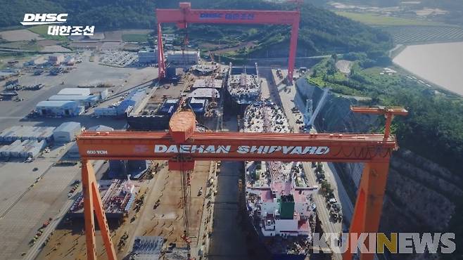 ▲ 그동안 경영위기 등 많은 어려움을 겪어 온 대한조선이 창립 14년 만에 100번째 선박을 건조‧진수했다. 대한조선㈜ 홈페이지 홍보영상 캡처.