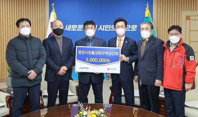 ▲ (왼쪽부터)중앙시장활성화구역상인회 이병렬 부회장, 유장혁 수석부회장, 박황순 회장, 허태정 대전시장, 홍대섭 감사, 박용훈 대전사회복지공동모금회 사무처장.