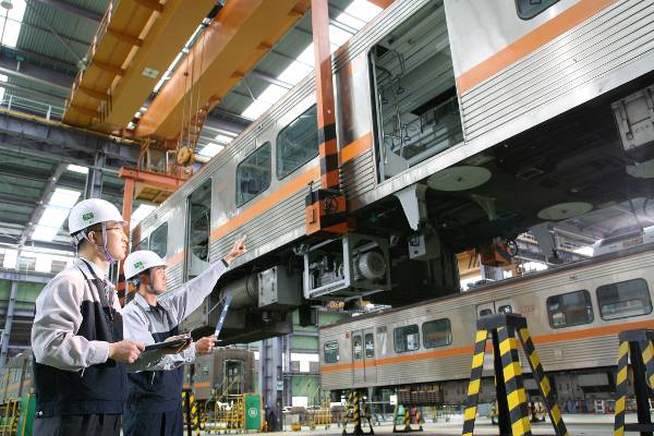 부산교통공사 직원들이 18일 전동차량 장애를 예방하기 위해 복구훈련을 하고 있다. 위 사진은 전동차 정기점검 모습. 부산교통공사 제공