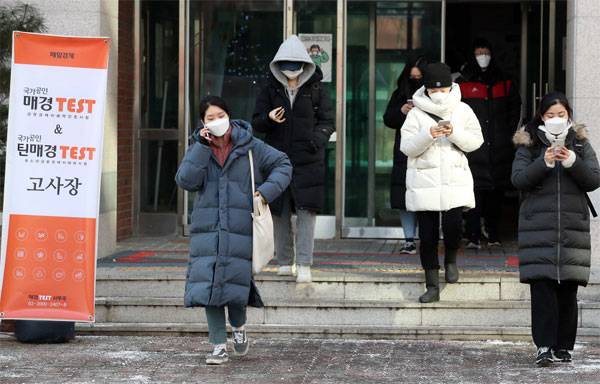 내달 27일 지난 9일 서울 무학중학교에서 제71회 매경TEST를 마친 응시생들이 교실을 나서고 있다. 제72회 매경TEST는 2월 27일(토) 시행된다.  [한주형 기자]